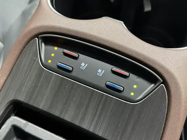 トヨタ ハリアー ハイブリッド Z レザーパッケージ 三重県 2020(令2)年 4.9万km プレシャスブラックパール ハイブリッド/FF/MTモード付フロアCVT/純正 12.3インチナビ/（AM/FM/USB/Bluetooth/Miracast/CarPlay/AndroidAuto）/【OP】パノラミックビューモニター（シースルービュー機能付）/JBLプレミアムサウンドシステム/ドライブレコーダー 前後（ルームミラー内蔵型）/ビルトイン ETC2.0/Toyota Safety Sense/・プリクラッシュセーフティ［PCS］/・レーントレーシングアシスト［LTA］/・レーダークルーズ（全車速追従機能付）/・アダプティブハイビームシステム［AHS］/・ロードサインアシスト［RSA］/・先行車発進告知機能［TMN］/・インテリジェントクリアランスソナー［パーキングサポートブレーキ（周囲静止物＋後方接近車両）］/・ブラインドスポットモニター＋リヤクロストライフィックオートブレーキ/装備/・【OP】AC100Vコンセント（1500W）/・デジタルインナーミラー/・本革シート/・快適温熱シート＆シートベンチレーション（D/N）/・パワーシート（D8way/N4way）/・ハンズフリーパワーバックドア/・カラーヘッドアップディスプレイ/・オートライト＆LEDヘッドランプ/・純正19inAW/など