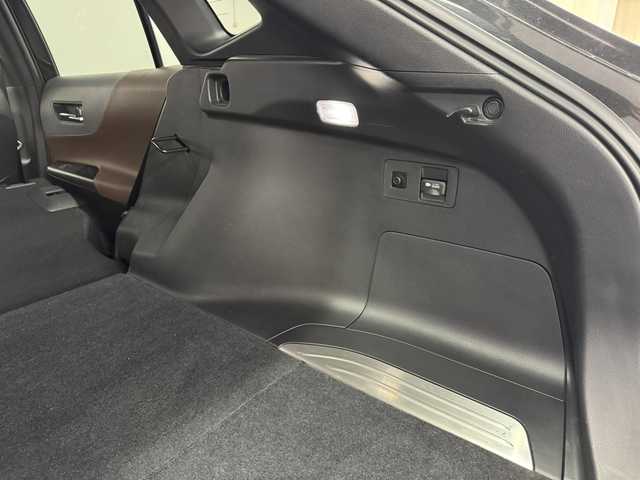 トヨタ ハリアー ハイブリッド Z レザーパッケージ 三重県 2020(令2)年 4.9万km プレシャスブラックパール ハイブリッド/FF/MTモード付フロアCVT/純正 12.3インチナビ/（AM/FM/USB/Bluetooth/Miracast/CarPlay/AndroidAuto）/【OP】パノラミックビューモニター（シースルービュー機能付）/JBLプレミアムサウンドシステム/ドライブレコーダー 前後（デジタルミラー内蔵型）/ビルトイン ETC2.0/モデリスタエアロ（F/S/R下）/Toyota Safety Sense/・プリクラッシュセーフティ/・レーントレーシングアシスト/・レーダークルーズ（全車速追従機能付）/・アダプティブハイビームシステム/・ロードサインアシスト/・先行車発進告知機能/・インテリジェントクリアランスソナー［パーキングサポートブレーキ（周囲静止物＋後方接近車両）］/・ブラインドスポットモニター＋リヤクロストライフィックオートブレーキ/装備/・【OP】AC100Vコンセント（1500W）/・デジタルインナーミラー/・本革シート/・快適温熱シート＆シートベンチレーション（D/N）/・パワーシート（D8way/N4way）/・ハンズフリーパワーバックドア/・カラーヘッドアップディスプレイ/・オートライト＆LEDヘッドランプ/・純正19inAW/など