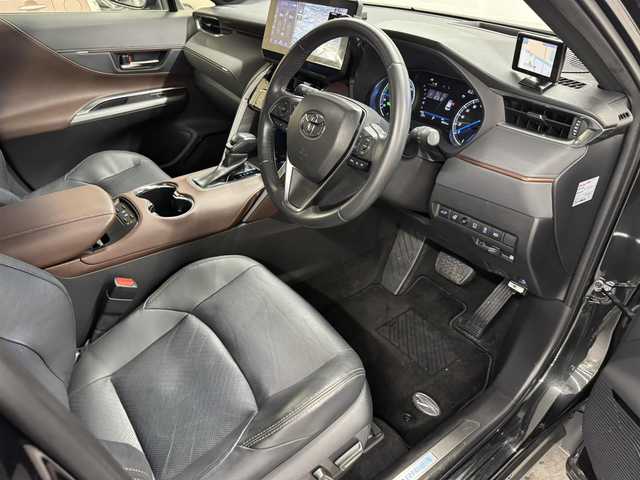 トヨタ ハリアー ハイブリッド Z レザーパッケージ 三重県 2020(令2)年 4.9万km プレシャスブラックパール ハイブリッド/FF/MTモード付フロアCVT/純正 12.3インチナビ/（AM/FM/USB/Bluetooth/Miracast/CarPlay/AndroidAuto）/【OP】パノラミックビューモニター（シースルービュー機能付）/JBLプレミアムサウンドシステム/ドライブレコーダー 前後（デジタルミラー内蔵型）/ビルトイン ETC2.0/モデリスタエアロ（F/S/R下）/Toyota Safety Sense/・プリクラッシュセーフティ/・レーントレーシングアシスト/・レーダークルーズ（全車速追従機能付）/・アダプティブハイビームシステム/・ロードサインアシスト/・先行車発進告知機能/・インテリジェントクリアランスソナー［パーキングサポートブレーキ（周囲静止物＋後方接近車両）］/・ブラインドスポットモニター＋リヤクロストライフィックオートブレーキ/装備/・【OP】AC100Vコンセント（1500W）/・デジタルインナーミラー/・本革シート/・快適温熱シート＆シートベンチレーション（D/N）/・パワーシート（D8way/N4way）/・ハンズフリーパワーバックドア/・カラーヘッドアップディスプレイ/・オートライト＆LEDヘッドランプ/・純正19inAW/など