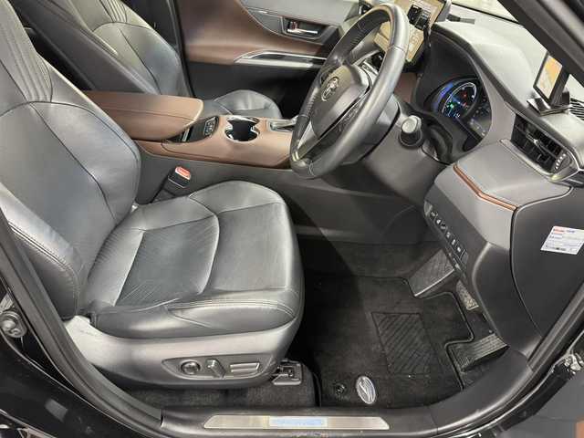 トヨタ ハリアー ハイブリッド Z レザーパッケージ 三重県 2020(令2)年 4.9万km プレシャスブラックパール ハイブリッド/FF/MTモード付フロアCVT/純正 12.3インチナビ/（AM/FM/USB/Bluetooth/Miracast/CarPlay/AndroidAuto）/【OP】パノラミックビューモニター（シースルービュー機能付）/JBLプレミアムサウンドシステム/ドライブレコーダー 前後（デジタルミラー内蔵型）/ビルトイン ETC2.0/モデリスタエアロ（F/S/R下）/Toyota Safety Sense/・プリクラッシュセーフティ/・レーントレーシングアシスト/・レーダークルーズ（全車速追従機能付）/・アダプティブハイビームシステム/・ロードサインアシスト/・先行車発進告知機能/・インテリジェントクリアランスソナー［パーキングサポートブレーキ（周囲静止物＋後方接近車両）］/・ブラインドスポットモニター＋リヤクロストライフィックオートブレーキ/装備/・【OP】AC100Vコンセント（1500W）/・デジタルインナーミラー/・本革シート/・快適温熱シート＆シートベンチレーション（D/N）/・パワーシート（D8way/N4way）/・ハンズフリーパワーバックドア/・カラーヘッドアップディスプレイ/・オートライト＆LEDヘッドランプ/・純正19inAW/など