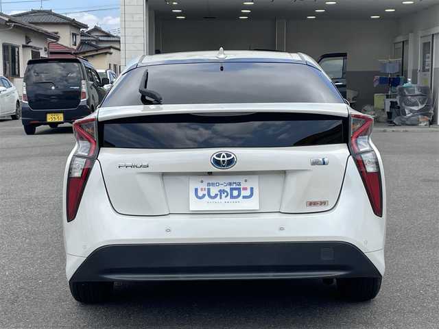 トヨタ プリウス Sセーフティプラス 佐賀県 2018(平30)年 12.7万km ホワイトパールクリスタルシャイン （株）IDOMが運営する【じしゃロン佐賀店】の自社ローン専用車両になります。/こちらは現金またはオートローンご利用時の価格です。自社ローンご希望の方は別途その旨お申し付けください/・純正ＳＤナビ/フルセグ/ＢＴオーディオ/バックカメラ　　/ＤＶＤ/ＣＤ　/・純正ドライブレコーダー　/・純正ＥＴＣ