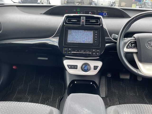 トヨタ プリウス Sセーフティプラス 佐賀県 2018(平30)年 12.7万km ホワイトパールクリスタルシャイン （株）IDOMが運営する【じしゃロン佐賀店】の自社ローン専用車両になります。/こちらは現金またはオートローンご利用時の価格です。自社ローンご希望の方は別途その旨お申し付けください/・純正ＳＤナビ/フルセグ/ＢＴオーディオ/バックカメラ　　/ＤＶＤ/ＣＤ　/・純正ドライブレコーダー　/・純正ＥＴＣ