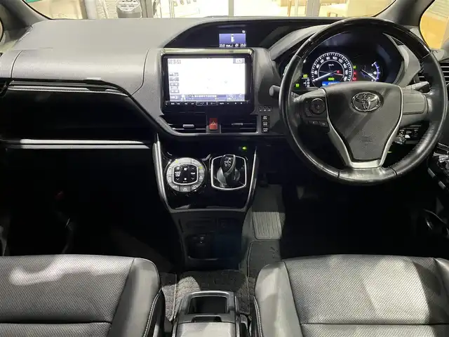 トヨタ エスクァイア ハイブリッド Gi 熊本県 2018(平30)年 10.2万km ホワイトパールクリスタルシャイン 衝突軽減ブレーキ/レーンキープアシスト/プッシュスタート/アルパイン製ナビ/（CD・DVD・フルセグTV・BTオーディオ・SD）/バックカメラ/ETC/アルパイン製フリップダウンモニター（RSA10S-L）/前後ドライブレコーダー/純正15インチAW/両側パワースライドドア/クルーズコントロール/前席シートヒーター/LEDヘッドライト/オートライト/フォグライト/横滑り防止装置/ウィンカーミラー/純正フロアマット/純正ドアバイザー/新車保証書/取扱説明書/スマートスペアキー×1本