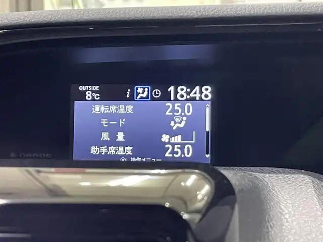 トヨタ エスクァイア ハイブリッド Gi 熊本県 2018(平30)年 10.2万km ホワイトパールクリスタルシャイン 衝突軽減ブレーキ/レーンキープアシスト/プッシュスタート/アルパイン製ナビ/（CD・DVD・フルセグTV・BTオーディオ・SD）/バックカメラ/ETC/アルパイン製フリップダウンモニター（RSA10S-L）/前後ドライブレコーダー/純正15インチAW/両側パワースライドドア/クルーズコントロール/前席シートヒーター/LEDヘッドライト/オートライト/フォグライト/横滑り防止装置/ウィンカーミラー/純正フロアマット/純正ドアバイザー/新車保証書/取扱説明書/スマートスペアキー×1本