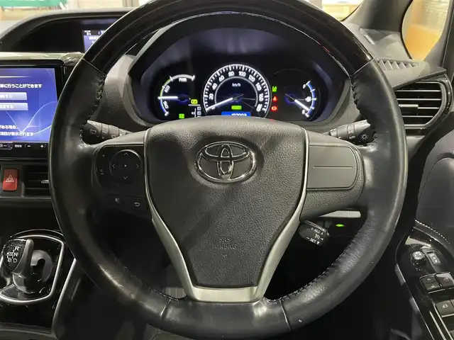 トヨタ エスクァイア ハイブリッド Gi 熊本県 2018(平30)年 10.2万km ホワイトパールクリスタルシャイン 衝突軽減ブレーキ/レーンキープアシスト/プッシュスタート/アルパイン製ナビ/（CD・DVD・フルセグTV・BTオーディオ・SD）/バックカメラ/ETC/アルパイン製フリップダウンモニター（RSA10S-L）/前後ドライブレコーダー/純正15インチAW/両側パワースライドドア/クルーズコントロール/前席シートヒーター/LEDヘッドライト/オートライト/フォグライト/横滑り防止装置/ウィンカーミラー/純正フロアマット/純正ドアバイザー/新車保証書/取扱説明書/スマートスペアキー×1本