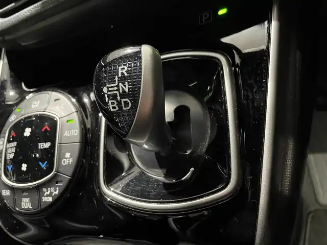 トヨタ エスクァイア ハイブリッド Gi 熊本県 2018(平30)年 10.2万km ホワイトパールクリスタルシャイン 衝突軽減ブレーキ/レーンキープアシスト/プッシュスタート/アルパイン製ナビ/（CD・DVD・フルセグTV・BTオーディオ・SD）/バックカメラ/ETC/アルパイン製フリップダウンモニター（RSA10S-L）/前後ドライブレコーダー/純正15インチAW/両側パワースライドドア/クルーズコントロール/前席シートヒーター/LEDヘッドライト/オートライト/フォグライト/横滑り防止装置/ウィンカーミラー/純正フロアマット/純正ドアバイザー/新車保証書/取扱説明書/スマートスペアキー×1本