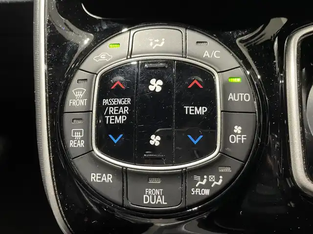 トヨタ エスクァイア ハイブリッド Gi 熊本県 2018(平30)年 10.2万km ホワイトパールクリスタルシャイン 衝突軽減ブレーキ/レーンキープアシスト/プッシュスタート/アルパイン製ナビ/（CD・DVD・フルセグTV・BTオーディオ・SD）/バックカメラ/ETC/アルパイン製フリップダウンモニター（RSA10S-L）/前後ドライブレコーダー/純正15インチAW/両側パワースライドドア/クルーズコントロール/前席シートヒーター/LEDヘッドライト/オートライト/フォグライト/横滑り防止装置/ウィンカーミラー/純正フロアマット/純正ドアバイザー/新車保証書/取扱説明書/スマートスペアキー×1本