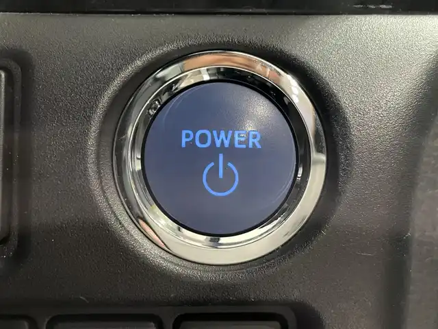 トヨタ エスクァイア ハイブリッド Gi 熊本県 2018(平30)年 10.2万km ホワイトパールクリスタルシャイン 衝突軽減ブレーキ/レーンキープアシスト/プッシュスタート/アルパイン製ナビ/（CD・DVD・フルセグTV・BTオーディオ・SD）/バックカメラ/ETC/アルパイン製フリップダウンモニター（RSA10S-L）/前後ドライブレコーダー/純正15インチAW/両側パワースライドドア/クルーズコントロール/前席シートヒーター/LEDヘッドライト/オートライト/フォグライト/横滑り防止装置/ウィンカーミラー/純正フロアマット/純正ドアバイザー/新車保証書/取扱説明書/スマートスペアキー×1本