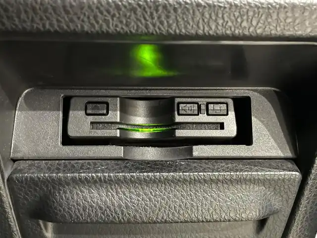 トヨタ エスクァイア ハイブリッド Gi 熊本県 2018(平30)年 10.2万km ホワイトパールクリスタルシャイン 衝突軽減ブレーキ/レーンキープアシスト/プッシュスタート/アルパイン製ナビ/（CD・DVD・フルセグTV・BTオーディオ・SD）/バックカメラ/ETC/アルパイン製フリップダウンモニター（RSA10S-L）/前後ドライブレコーダー/純正15インチAW/両側パワースライドドア/クルーズコントロール/前席シートヒーター/LEDヘッドライト/オートライト/フォグライト/横滑り防止装置/ウィンカーミラー/純正フロアマット/純正ドアバイザー/新車保証書/取扱説明書/スマートスペアキー×1本