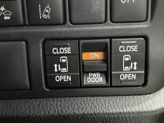 トヨタ エスクァイア ハイブリッド Gi 熊本県 2018(平30)年 10.2万km ホワイトパールクリスタルシャイン 衝突軽減ブレーキ/レーンキープアシスト/プッシュスタート/アルパイン製ナビ/（CD・DVD・フルセグTV・BTオーディオ・SD）/バックカメラ/ETC/アルパイン製フリップダウンモニター（RSA10S-L）/前後ドライブレコーダー/純正15インチAW/両側パワースライドドア/クルーズコントロール/前席シートヒーター/LEDヘッドライト/オートライト/フォグライト/横滑り防止装置/ウィンカーミラー/純正フロアマット/純正ドアバイザー/新車保証書/取扱説明書/スマートスペアキー×1本