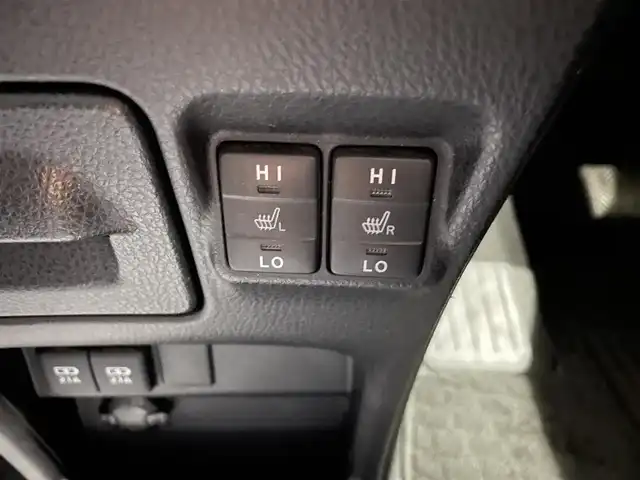 トヨタ エスクァイア ハイブリッド Gi 熊本県 2018(平30)年 10.2万km ホワイトパールクリスタルシャイン 衝突軽減ブレーキ/レーンキープアシスト/プッシュスタート/アルパイン製ナビ/（CD・DVD・フルセグTV・BTオーディオ・SD）/バックカメラ/ETC/アルパイン製フリップダウンモニター（RSA10S-L）/前後ドライブレコーダー/純正15インチAW/両側パワースライドドア/クルーズコントロール/前席シートヒーター/LEDヘッドライト/オートライト/フォグライト/横滑り防止装置/ウィンカーミラー/純正フロアマット/純正ドアバイザー/新車保証書/取扱説明書/スマートスペアキー×1本