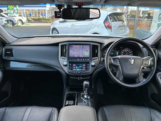 トヨタ クラウン ハイブリッド アスリートS 大阪府 2013(平25)年 5.9万km ホワイトパールクリスタルシャイン アドバンストパッケージ/・ミリ波レーダー方式プリクラッシュセーフティ/・レーダークルーズコントロール/・インテリジェントクリアランスソナー/・バックシナー/レザーシートパッケージ/・ブラック革シート/・シートベンチレーション（運転席/助手席）/ドライバーサポートパッケージ/・雨滴感応式オートワイパー/ムーンルーフ/純正8インチHDDナビゲーション/・CD/DVD/フルセグTV/USB/Bluetooth/バックカメラ/純正ビルトインETC/社外ドライブレコーダー(DC-DR412)/パワーシート（運転席/助手席）/革巻ステアリング/電動チルト/ナノイー付左右独立オートエアコン/エアコン吹出口スイング機能/プッシュスタート/スマートキー/取扱説明書/ナビ取扱説明書