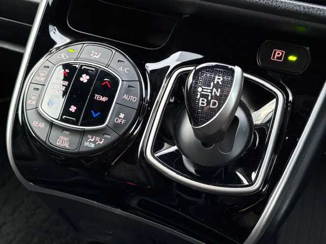 トヨタ ヴォクシー ハイブリッド ZS 煌Ⅱ 愛知県 2020(令2)年 3万km ブラック ワンオーナー/純正SDナビ/AMFM/CD/DVD/BT/USB/HDMI/フルセグ/バックカメラ/ビルトインETC/前後ドライブレコーダー/両側パワースライドドア/クルーズコントロール/プリクラッシュセーフティシステム/LDA/プッシュスタート/シートヒーター/LEDヘッドライト/オートハイビーム/ISOFIX/純正16インチAW/純正フロアマット/保証書/取扱説明書/スペアキー