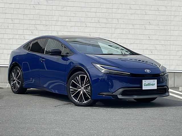 トヨタ プリウス Z 山形県 2023(令5)年 2.2万km ダークブルー 4WD/寒冷地仕様/パノラマルーフ/純正12.3型ディスプレイオーディオ/　(AM/FM/AppleCarPlay、AndroidAuto対応)/フルセグTV/パワーバックドア/パノラミックビューモニター/ビルトインETC2.0/前後ドライブレコーダー/レーダークルーズコントロール/クリアランスソナー/セーフティセンス/・プリクラッシュセーフティ/・緊急時操舵支援/・フロントクロストラフィックアラート/・レーンチェンジアシスト/・レーントレーシングアシスト/・レーンディパーチャーアラート/・オートマチックハイビーム/・ロードサインアシスト/・ドライバー異常時対応システム/・プロアクティブドライビングアシスト/・発進遅れ告知機能/ブラインドスポットモニター/トヨタチームメイト(アドバンストパーク)/パーキングサポートブレーキ/デジタルインナーミラー/LEDヘッドランプ/合皮巻きステアリング/ステアリングヒーター/レッド加飾付合皮スポーティシート/前席シートヒーター/ベンチレーション/運転席メモリー付パワーシート/純正19インチアルミホイール/スマートエントリー/スタートシステム/禁煙車