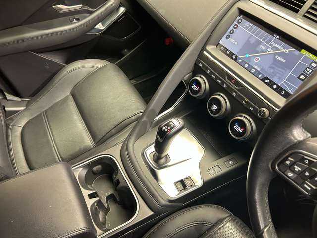ジャガー Ｅペース HSE 180PS 千葉県 2018(平30)年 4.2万km ユーロンホワイト パノラマガラスルーフ　/黒革　/ＡＣＣ　/ナビ　/ＴＶ　/Ｂｌｕｅｔｏｏｔｈ接続　/３６０°ＭＥＲＩＤＩＡＮサウンド　/電動リアゲート　/ＨＵＤ　/ＬＥＤ　/パーキングアシスト　/衝突軽減Ｂ　/ＢＳＭ　/ＬＫＡ　/ＥＴＣ