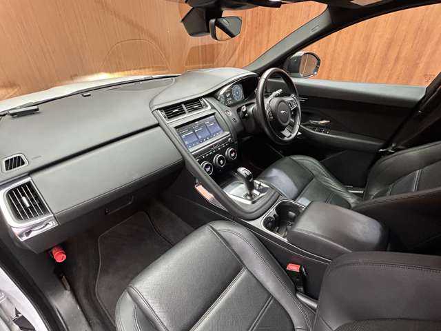 ジャガー Ｅペース HSE 180PS 千葉県 2018(平30)年 4.2万km ユーロンホワイト パノラマガラスルーフ　/黒革　/ＡＣＣ　/ナビ　/ＴＶ　/Ｂｌｕｅｔｏｏｔｈ接続　/３６０°ＭＥＲＩＤＩＡＮサウンド　/電動リアゲート　/ＨＵＤ　/ＬＥＤ　/パーキングアシスト　/衝突軽減Ｂ　/ＢＳＭ　/ＬＫＡ　/ＥＴＣ