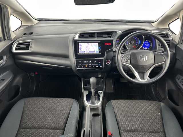 ホンダ フィット 13G Fパッケージ 愛知県 2016(平28)年 6.4万km プレミアムホワイトパールⅡ 禁煙車/純正7インチナビ/(CD/DVD/AM/FM/Bluetooth/ワンセグTV）/バックカメラ/ETC/前方ドライブレコーダー/スマートキー/プッシュスタート/純正フロアマット/横滑り防止装置/ステアリングスイッチ/オートエアコン/ドアバイザー