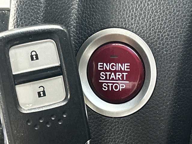 ホンダ フィット 13G Fパッケージ 愛知県 2016(平28)年 6.4万km プレミアムホワイトパールⅡ 禁煙車/純正7インチナビ/(CD/DVD/AM/FM/Bluetooth/ワンセグTV）/バックカメラ/ETC/前方ドライブレコーダー/スマートキー/プッシュスタート/純正フロアマット/横滑り防止装置/ステアリングスイッチ/オートエアコン/ドアバイザー