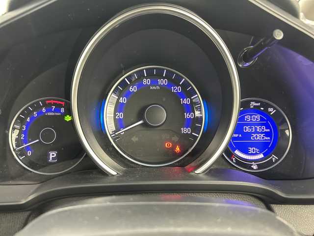 ホンダ フィット 13G Fパッケージ 愛知県 2016(平28)年 6.4万km プレミアムホワイトパールⅡ 禁煙車/純正7インチナビ/(CD/DVD/AM/FM/Bluetooth/ワンセグTV）/バックカメラ/ETC/前方ドライブレコーダー/スマートキー/プッシュスタート/純正フロアマット/横滑り防止装置/ステアリングスイッチ/オートエアコン/ドアバイザー