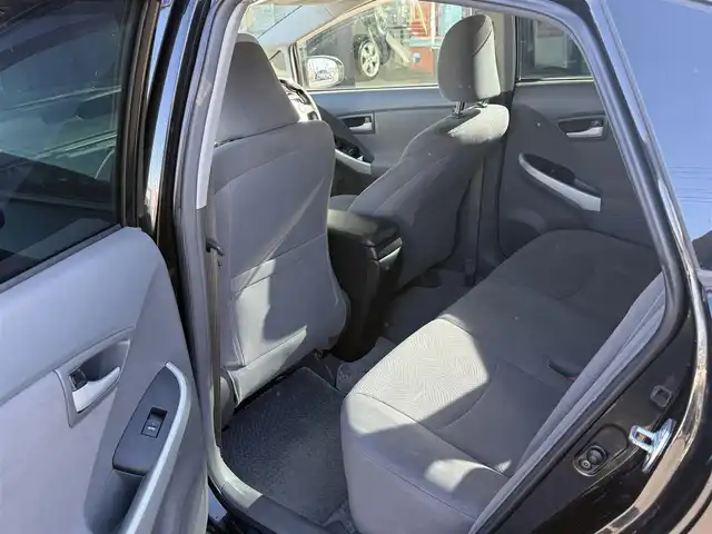 トヨタ プリウス S 栃木県 2011(平23)年 13.8万km ブラック ソーラーパネル付ムーンルーフ/イルミネーテッドエントリーシステム/ローダウン（車高調）/ツーリング純正17インチAW/ディスプレイオーディオ/DVD再生/Bluetoothオーディオ/社外デジタルインナーミラー/バックカメラ/スマートエントリー&スタートシステム/ビルトインETC/スマートキー×2