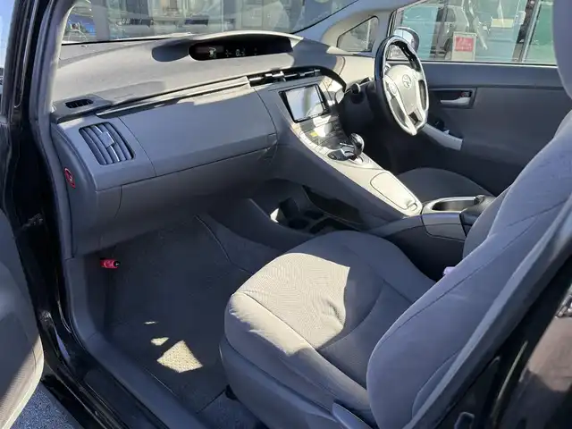 トヨタ プリウス S 栃木県 2011(平23)年 13.8万km ブラック ソーラーパネル付ムーンルーフ/イルミネーテッドエントリーシステム/ローダウン（車高調）/ツーリング純正17インチAW/ディスプレイオーディオ/DVD再生/Bluetoothオーディオ/社外デジタルインナーミラー/バックカメラ/スマートエントリー&スタートシステム/ビルトインETC/スマートキー×2