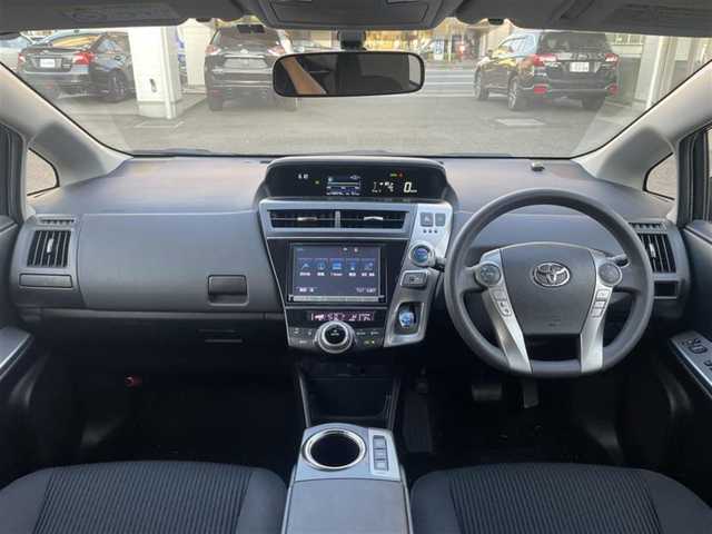 トヨタ プリウス α S 埼玉県 2015(平27)年 13.1万km アティチュードブラックマイカ (株)IDOMが運営する【じしゃロン鳩ヶ谷店】の自社ローン専用車両になりますこちらは現金またはオートローンご利用時の価格です。自社ローンご希望の方は別途その旨お申付け下さい/純正8インチＳＤナビ（NSZA-X64T)/ AM/FM/BT/CD/DVD/フルセグＴＶ/バックカメラ/純正16インチアルミホイール/純正フロアマット/電動格納機能付きウィンカーミラー/ＬＥＤヘッドライト/　オートライト/フォグランプ/ビルドインETC/ステアリングリモコン/UVカット機能付高遮音ガラス/プッシュスタートボタン/スマートキー×2