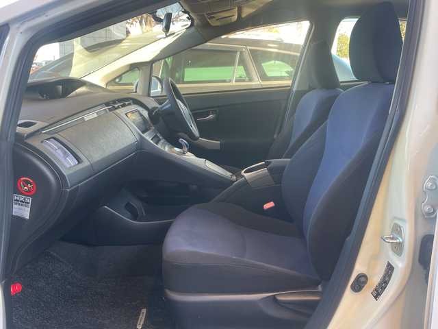 トヨタ プリウス S ツーリングセレクション 静岡県 2013(平25)年 7.7万km ホワイトパールクリスタルシャイン ワンオーナー/社外ナビ（MDV-S711HDW）/フルセグテレビ/ステアリングスイッチ/ビルトインETC/オートライト/純正17インチAW/スマートキー/スペアキー/保証書/取説