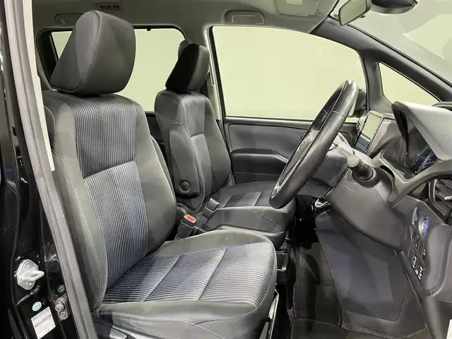 トヨタ ヴォクシー ハイブリッド ZS 煌Ⅱ 愛知県 2017(平29)年 8万km ブラック アルパインＢＩＧＸ１１インチ/アルパインフリップダウンモニター/ダブルゾーン/両側パワースライドドア/プリクラッシュセーフティ　/レーンディパーチャーアラート/先行車発進告知/オートハイビーム/アクセサリーソケット　/ビルトインＥＴＣ/バックカメラ/ISOFIX/プッシュスタート