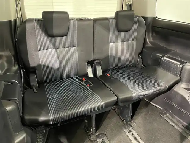 トヨタ ヴォクシー ハイブリッド ZS 煌Ⅱ 愛知県 2017(平29)年 8万km ブラック アルパインＢＩＧＸ１１インチ/アルパインフリップダウンモニター/ダブルゾーン/両側パワースライドドア/プリクラッシュセーフティ　/レーンディパーチャーアラート/先行車発進告知/オートハイビーム/アクセサリーソケット　/ビルトインＥＴＣ/バックカメラ/ISOFIX/プッシュスタート