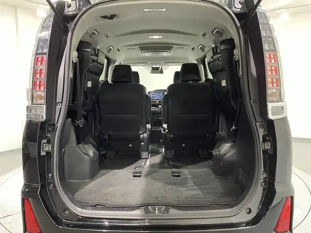 トヨタ ヴォクシー ハイブリッド ZS 煌Ⅱ 愛知県 2017(平29)年 8万km ブラック アルパインＢＩＧＸ１１インチ/アルパインフリップダウンモニター/ダブルゾーン/両側パワースライドドア/プリクラッシュセーフティ　/レーンディパーチャーアラート/先行車発進告知/オートハイビーム/アクセサリーソケット　/ビルトインＥＴＣ/バックカメラ/ISOFIX/プッシュスタート