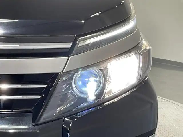 トヨタ ヴォクシー ハイブリッド ZS 煌Ⅱ 愛知県 2017(平29)年 8万km ブラック アルパインＢＩＧＸ１１インチ/アルパインフリップダウンモニター/ダブルゾーン/両側パワースライドドア/プリクラッシュセーフティ　/レーンディパーチャーアラート/先行車発進告知/オートハイビーム/アクセサリーソケット　/ビルトインＥＴＣ/バックカメラ/ISOFIX/プッシュスタート