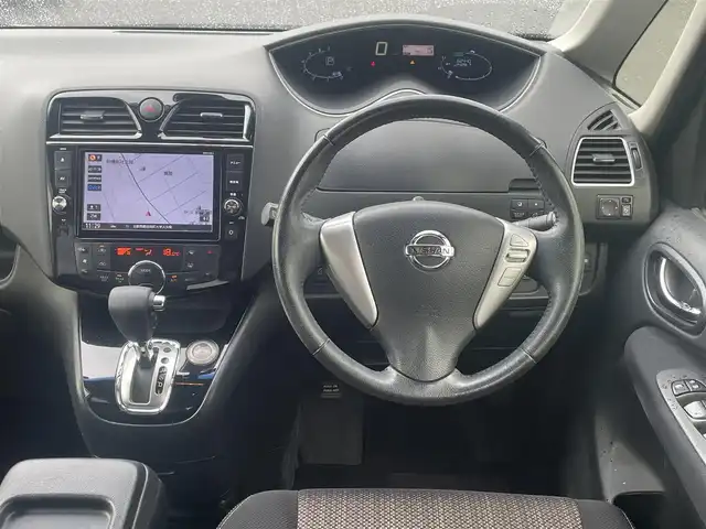 日産 セレナ ハイウェイスター Sハイブリッド 滋賀県 2015(平27)年 6.3万km ダイヤモンドブラック ワンオーナー/純正SDナビ（Bluetooth、CD、DVD、iPod）/フリップダウンモニター/フルセグTV/バックカメラ/両側パワースライドドア/ABS/横滑り防止装置/レーンキープアシスト/Wエアバッグ/前後社外ドライブレコーダー/プッシュスタート/スマートキー/純正フロアマット/LEDヘッドライト/保証書/取扱説明書
