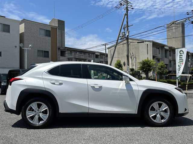 レクサス ＵＸ 200 バージョンC 兵庫県 2022(令4)年 1.8万km ソニッククォーツ /メーカーOP ムーンルーフ//Ltexシート（オーカー）//純正SDナビ//地デジ/DVD/BT/USB/AUX//バックカメラ//前席パワーシート//ステアリングリモコン（ヒーター付き）//前席パワーシート/シートヒーター//クリアランスソナー//オートLEDヘッドランプ//LEDフォグランプ//ビルトインETC//ドライブレコーダー//純正17インチAW//スペアスマートキー/カードキーあり//PCS/LTA/PKSA/RSA//レーダークルーズコントロール//オートマチックハイビーム//TPWS/先行車発進お知らせ