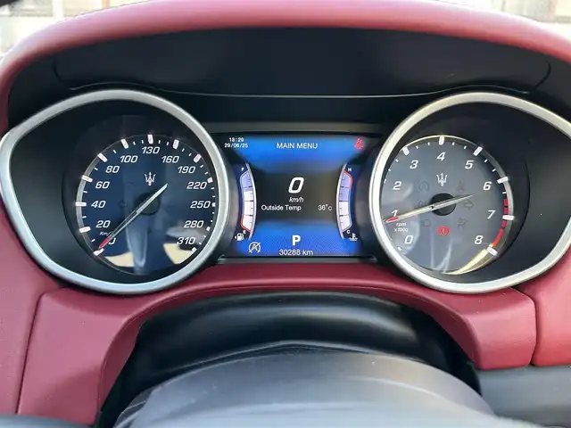 マセラティ ギブリ グランルッソ 佐賀県 2017(平29)年 3.1万km ビアンコ サンルーフ/アダプティブクルーズコントロール/前方衝突警告/車線逸脱警告　/パークアシスト/ブラインドスポットアラート/純正ナビ/・全方位カメラ/・TV/BT/赤革シート/パワーシート/シートヒーター/シートメモリ/パワートランクリッド/ドライブモード/スタート＆ストップシステム/革巻きステアリング/パドルシフト/LEDヘッドライト/オートライト/オートマチックハイビーム/オートマチックパーキングブレーキ/純正19インチAW/ETC2.0/ドライブレコーダー(DRV-MR740)/GPSレーダー探知機/スペアキー×１/クイックガイド