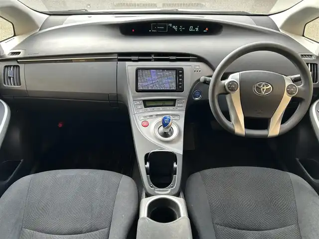 トヨタ プリウス S 大阪府 2015(平27)年 1.6万km ホワイトパールクリスタルシャイン トヨタ純正7インチSDナビ（NSZT-W64）/・バックカメラ/・フルセグテレビ/・CD/DVD/・Bluetooth/・AM/FM/前方ドライブレコーダー/ビルトインETC/純正フロアマット/オートライト/ダブル＋サイドSRSエアバッグ/カーテンエアバッグ/スマートキー/プッシュスタート/アイドリングストップ/取扱説明書/保証書/点検整備記録簿（R7/R6/R4/R2/H30）