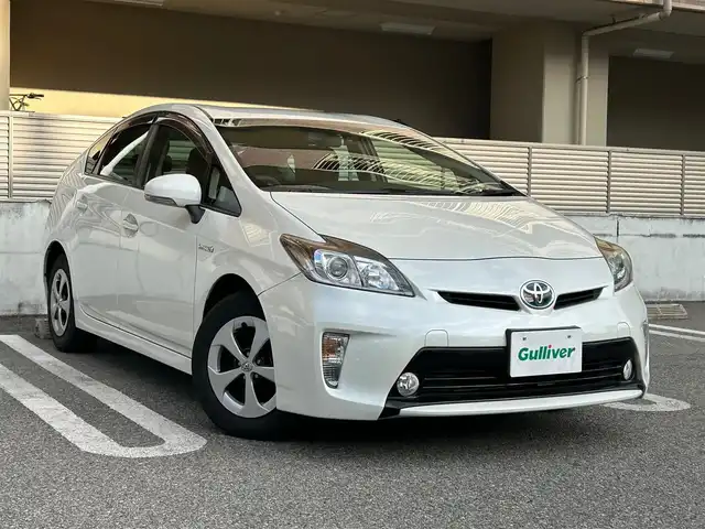 トヨタ プリウス S 大阪府 2015(平27)年 1.6万km ホワイトパールクリスタルシャイン トヨタ純正7インチSDナビ（NSZT-W64）/・バックカメラ/・フルセグテレビ/・CD/DVD/・Bluetooth/・AM/FM/前方ドライブレコーダー/ビルトインETC/純正フロアマット/オートライト/ダブル＋サイドSRSエアバッグ/カーテンエアバッグ/スマートキー/プッシュスタート/アイドリングストップ/取扱説明書/保証書/点検整備記録簿（R7/R6/R4/R2/H30）