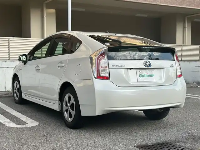 トヨタ プリウス S 大阪府 2015(平27)年 1.6万km ホワイトパールクリスタルシャイン トヨタ純正7インチSDナビ（NSZT-W64）/・バックカメラ/・フルセグテレビ/・CD/DVD/・Bluetooth/・AM/FM/前方ドライブレコーダー/ビルトインETC/純正フロアマット/オートライト/ダブル＋サイドSRSエアバッグ/カーテンエアバッグ/スマートキー/プッシュスタート/アイドリングストップ/取扱説明書/保証書/点検整備記録簿（R7/R6/R4/R2/H30）