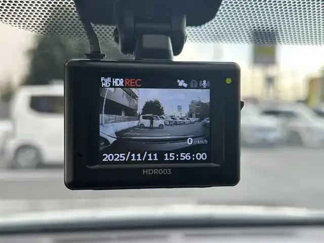 トヨタ プリウス S 大阪府 2015(平27)年 1.6万km ホワイトパールクリスタルシャイン トヨタ純正7インチSDナビ（NSZT-W64）/・バックカメラ/・フルセグテレビ/・CD/DVD/・Bluetooth/・AM/FM/前方ドライブレコーダー/ビルトインETC/純正フロアマット/オートライト/ダブル＋サイドSRSエアバッグ/カーテンエアバッグ/スマートキー/プッシュスタート/アイドリングストップ/取扱説明書/保証書/点検整備記録簿（R7/R6/R4/R2/H30）