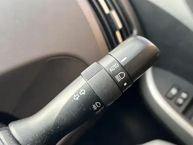 トヨタ プリウス S 大阪府 2015(平27)年 1.6万km ホワイトパールクリスタルシャイン トヨタ純正7インチSDナビ（NSZT-W64）/・バックカメラ/・フルセグテレビ/・CD/DVD/・Bluetooth/・AM/FM/前方ドライブレコーダー/ビルトインETC/純正フロアマット/オートライト/ダブル＋サイドSRSエアバッグ/カーテンエアバッグ/スマートキー/プッシュスタート/アイドリングストップ/取扱説明書/保証書/点検整備記録簿（R7/R6/R4/R2/H30）