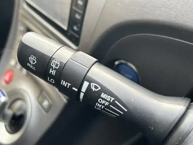 トヨタ プリウス S 大阪府 2015(平27)年 1.6万km ホワイトパールクリスタルシャイン トヨタ純正7インチSDナビ（NSZT-W64）/・バックカメラ/・フルセグテレビ/・CD/DVD/・Bluetooth/・AM/FM/前方ドライブレコーダー/ビルトインETC/純正フロアマット/オートライト/ダブル＋サイドSRSエアバッグ/カーテンエアバッグ/スマートキー/プッシュスタート/アイドリングストップ/取扱説明書/保証書/点検整備記録簿（R7/R6/R4/R2/H30）