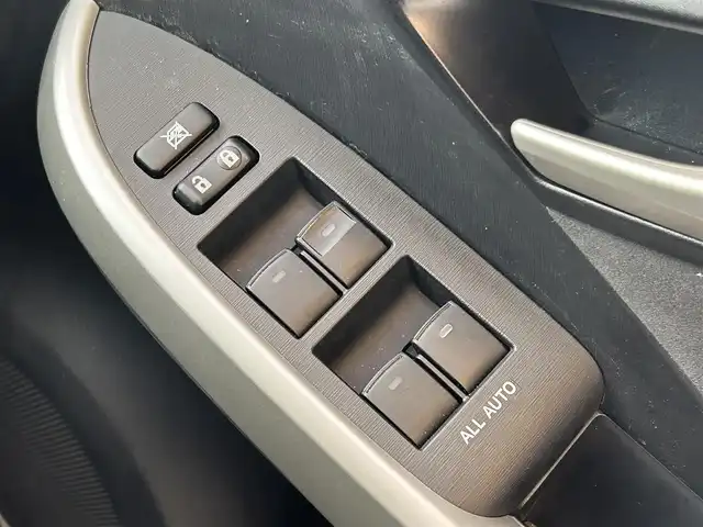 トヨタ プリウス S 大阪府 2015(平27)年 1.6万km ホワイトパールクリスタルシャイン トヨタ純正7インチSDナビ（NSZT-W64）/・バックカメラ/・フルセグテレビ/・CD/DVD/・Bluetooth/・AM/FM/前方ドライブレコーダー/ビルトインETC/純正フロアマット/オートライト/ダブル＋サイドSRSエアバッグ/カーテンエアバッグ/スマートキー/プッシュスタート/アイドリングストップ/取扱説明書/保証書/点検整備記録簿（R7/R6/R4/R2/H30）