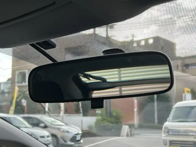 トヨタ プリウス S 大阪府 2015(平27)年 1.6万km ホワイトパールクリスタルシャイン トヨタ純正7インチSDナビ（NSZT-W64）/・バックカメラ/・フルセグテレビ/・CD/DVD/・Bluetooth/・AM/FM/前方ドライブレコーダー/ビルトインETC/純正フロアマット/オートライト/ダブル＋サイドSRSエアバッグ/カーテンエアバッグ/スマートキー/プッシュスタート/アイドリングストップ/取扱説明書/保証書/点検整備記録簿（R7/R6/R4/R2/H30）