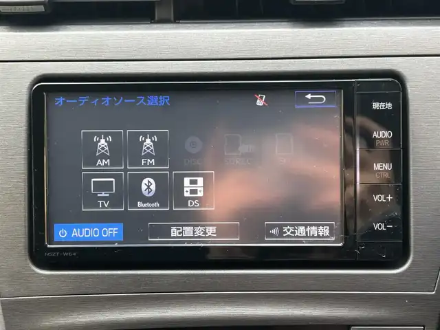 トヨタ プリウス S 大阪府 2015(平27)年 1.6万km ホワイトパールクリスタルシャイン トヨタ純正7インチSDナビ（NSZT-W64）/・バックカメラ/・フルセグテレビ/・CD/DVD/・Bluetooth/・AM/FM/前方ドライブレコーダー/ビルトインETC/純正フロアマット/オートライト/ダブル＋サイドSRSエアバッグ/カーテンエアバッグ/スマートキー/プッシュスタート/アイドリングストップ/取扱説明書/保証書/点検整備記録簿（R7/R6/R4/R2/H30）