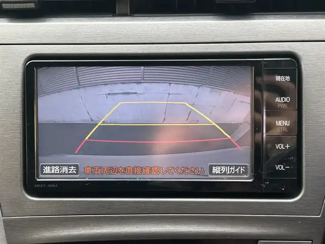 トヨタ プリウス S 大阪府 2015(平27)年 1.6万km ホワイトパールクリスタルシャイン トヨタ純正7インチSDナビ（NSZT-W64）/・バックカメラ/・フルセグテレビ/・CD/DVD/・Bluetooth/・AM/FM/前方ドライブレコーダー/ビルトインETC/純正フロアマット/オートライト/ダブル＋サイドSRSエアバッグ/カーテンエアバッグ/スマートキー/プッシュスタート/アイドリングストップ/取扱説明書/保証書/点検整備記録簿（R7/R6/R4/R2/H30）