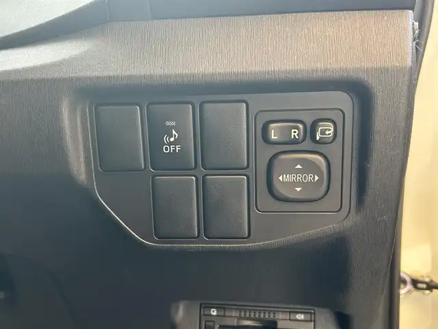 トヨタ プリウス S 大阪府 2015(平27)年 1.6万km ホワイトパールクリスタルシャイン トヨタ純正7インチSDナビ（NSZT-W64）/・バックカメラ/・フルセグテレビ/・CD/DVD/・Bluetooth/・AM/FM/前方ドライブレコーダー/ビルトインETC/純正フロアマット/オートライト/ダブル＋サイドSRSエアバッグ/カーテンエアバッグ/スマートキー/プッシュスタート/アイドリングストップ/取扱説明書/保証書/点検整備記録簿（R7/R6/R4/R2/H30）