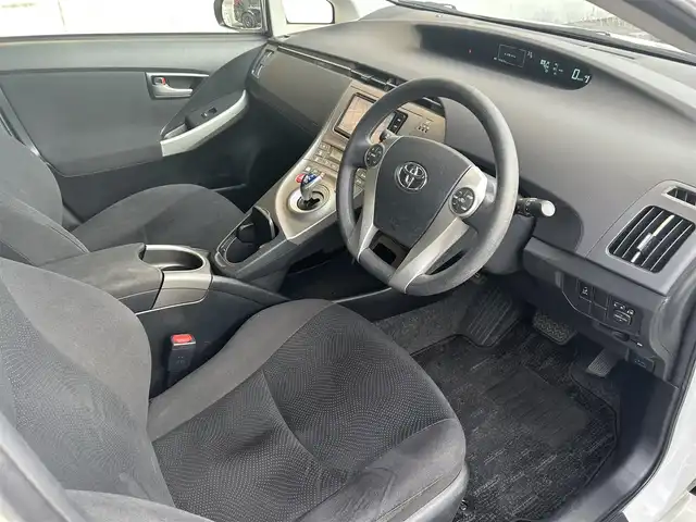 トヨタ プリウス S 大阪府 2015(平27)年 1.6万km ホワイトパールクリスタルシャイン トヨタ純正7インチSDナビ（NSZT-W64）/・バックカメラ/・フルセグテレビ/・CD/DVD/・Bluetooth/・AM/FM/前方ドライブレコーダー/ビルトインETC/純正フロアマット/オートライト/ダブル＋サイドSRSエアバッグ/カーテンエアバッグ/スマートキー/プッシュスタート/アイドリングストップ/取扱説明書/保証書/点検整備記録簿（R7/R6/R4/R2/H30）