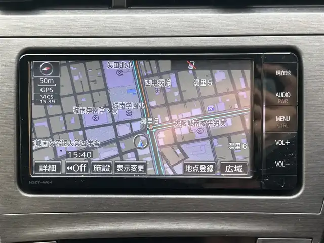 トヨタ プリウス S 大阪府 2015(平27)年 1.6万km ホワイトパールクリスタルシャイン トヨタ純正7インチSDナビ（NSZT-W64）/・バックカメラ/・フルセグテレビ/・CD/DVD/・Bluetooth/・AM/FM/前方ドライブレコーダー/ビルトインETC/純正フロアマット/オートライト/ダブル＋サイドSRSエアバッグ/カーテンエアバッグ/スマートキー/プッシュスタート/アイドリングストップ/取扱説明書/保証書/点検整備記録簿（R7/R6/R4/R2/H30）