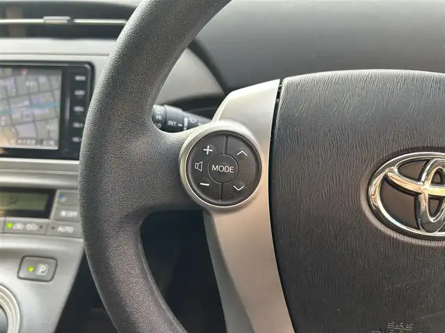 トヨタ プリウス S 大阪府 2015(平27)年 1.6万km ホワイトパールクリスタルシャイン トヨタ純正7インチSDナビ（NSZT-W64）/・バックカメラ/・フルセグテレビ/・CD/DVD/・Bluetooth/・AM/FM/前方ドライブレコーダー/ビルトインETC/純正フロアマット/オートライト/ダブル＋サイドSRSエアバッグ/カーテンエアバッグ/スマートキー/プッシュスタート/アイドリングストップ/取扱説明書/保証書/点検整備記録簿（R7/R6/R4/R2/H30）