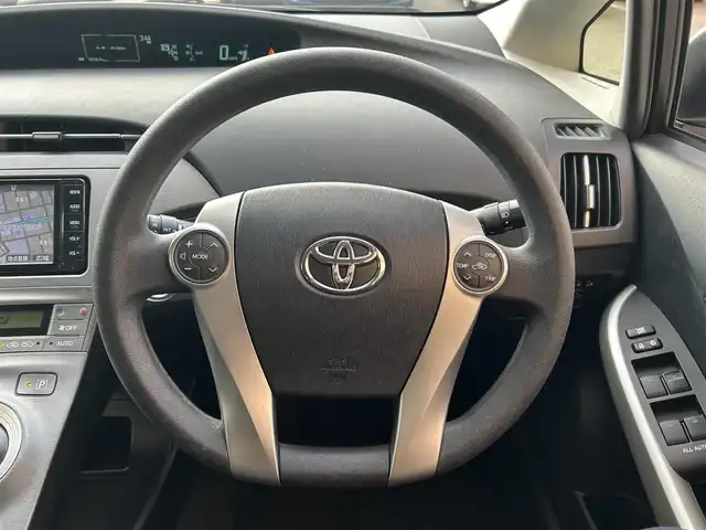 トヨタ プリウス S 大阪府 2015(平27)年 1.6万km ホワイトパールクリスタルシャイン トヨタ純正7インチSDナビ（NSZT-W64）/・バックカメラ/・フルセグテレビ/・CD/DVD/・Bluetooth/・AM/FM/前方ドライブレコーダー/ビルトインETC/純正フロアマット/オートライト/ダブル＋サイドSRSエアバッグ/カーテンエアバッグ/スマートキー/プッシュスタート/アイドリングストップ/取扱説明書/保証書/点検整備記録簿（R7/R6/R4/R2/H30）