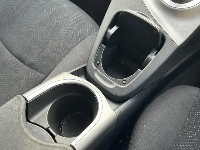 トヨタ プリウス S 大阪府 2015(平27)年 1.6万km ホワイトパールクリスタルシャイン トヨタ純正7インチSDナビ（NSZT-W64）/・バックカメラ/・フルセグテレビ/・CD/DVD/・Bluetooth/・AM/FM/前方ドライブレコーダー/ビルトインETC/純正フロアマット/オートライト/ダブル＋サイドSRSエアバッグ/カーテンエアバッグ/スマートキー/プッシュスタート/アイドリングストップ/取扱説明書/保証書/点検整備記録簿（R7/R6/R4/R2/H30）